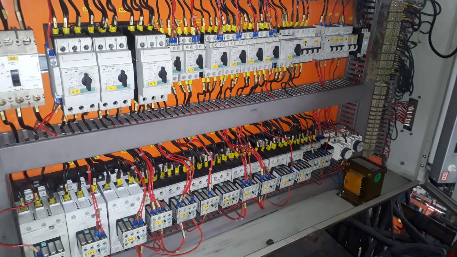 Quadro elétrico organizado com componentes e circuitos identificados